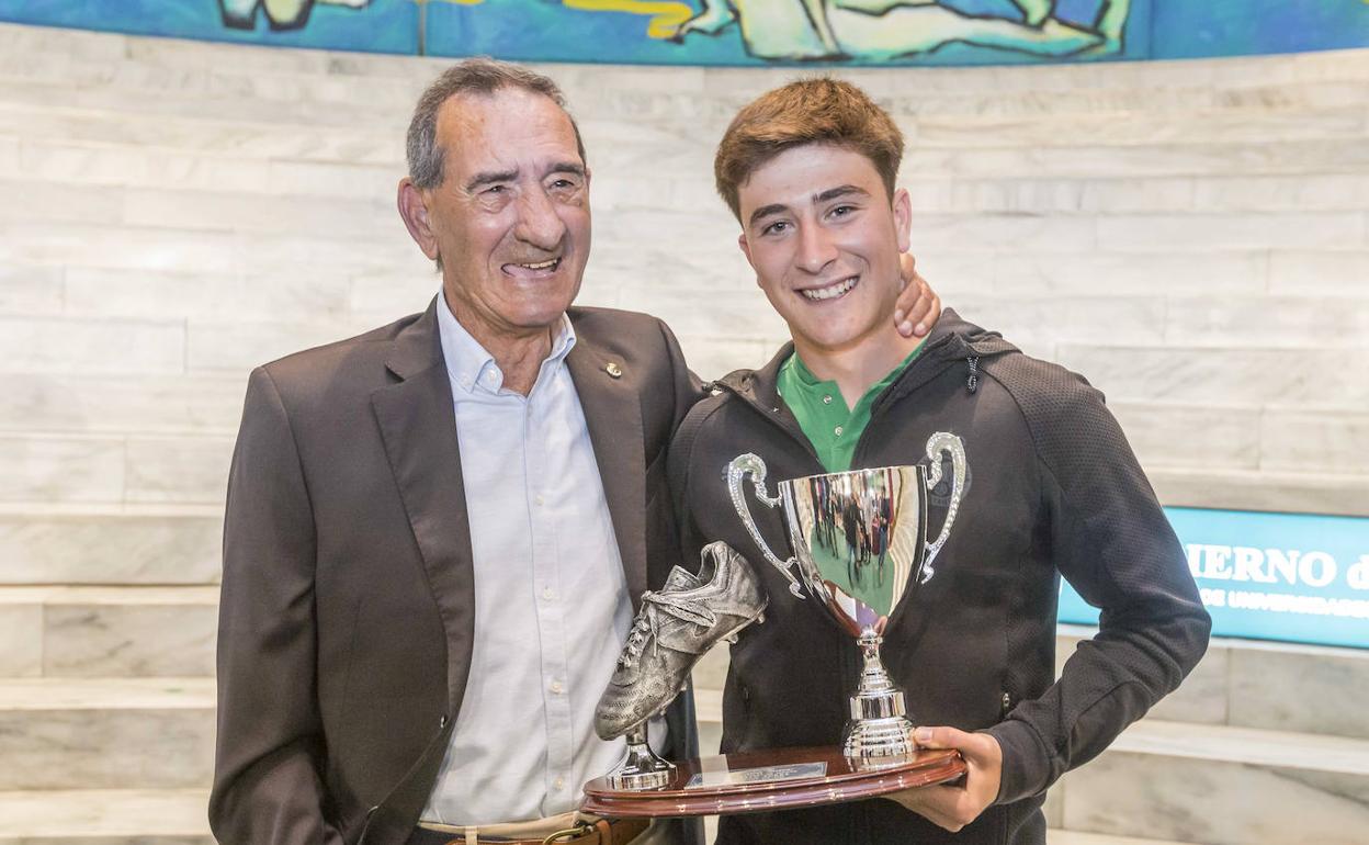 Chisco y Torre, con el premio que este jueves recibió el joven canterano racinguista