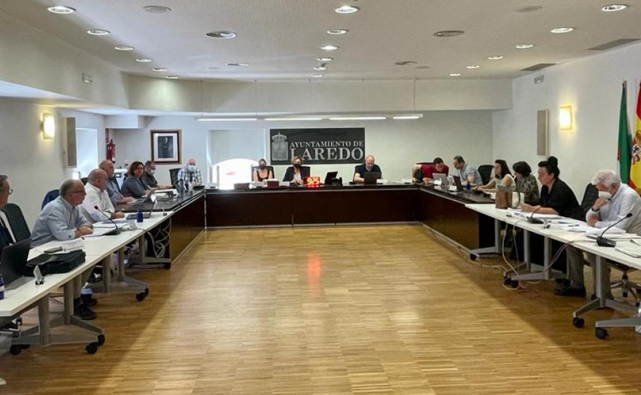 La aprobación de la declaración institucional dio inicio a la sesión extraordinaria del pleno celebrado en la tarde del martes. 