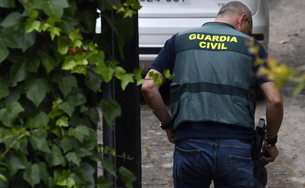 Uno de los investigadores, en la vivienda de Betancor. 