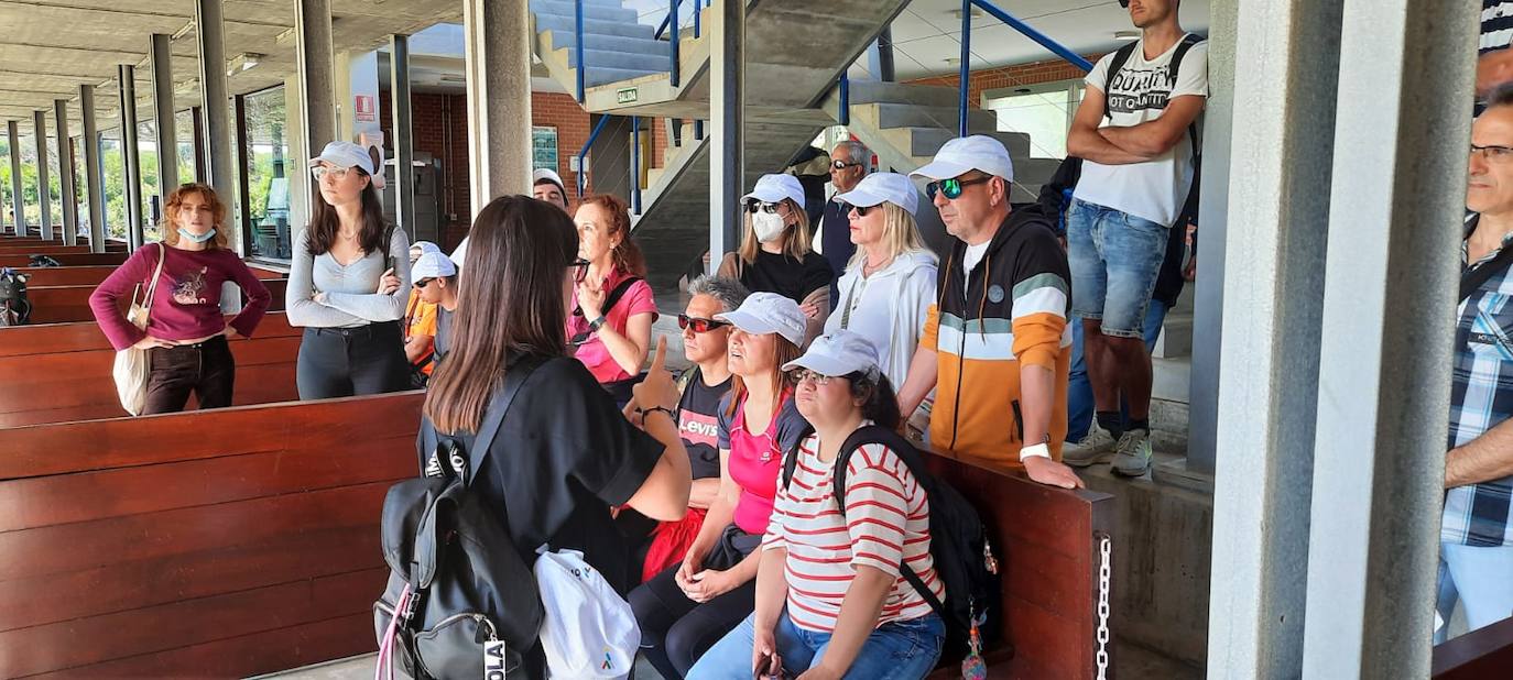 Un grupo de 22 personas ciegas y con baja visión disfrutaron de una jornada de golf en Mataleñas. 