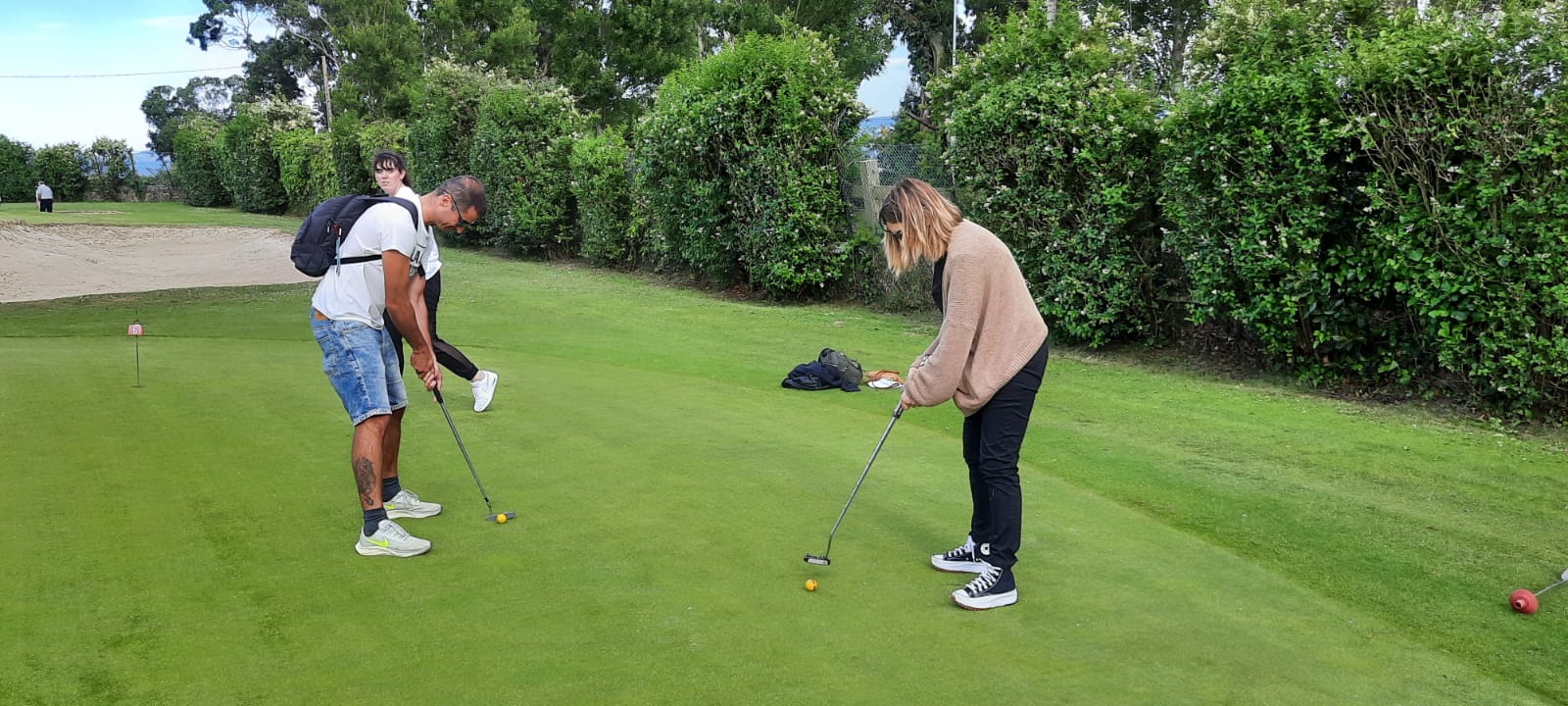 Un grupo de 22 personas ciegas y con baja visión disfrutaron de una jornada de golf en Mataleñas. 