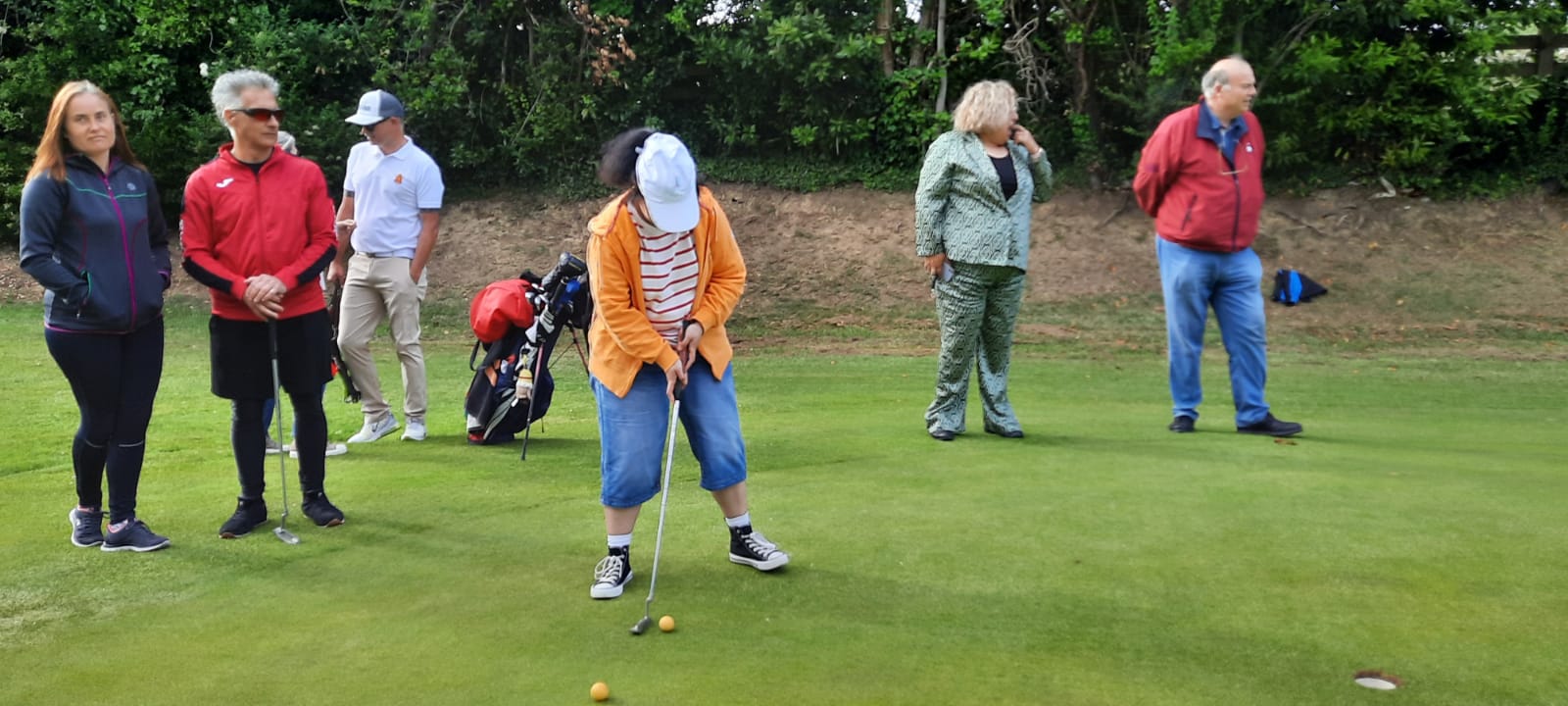 Un grupo de 22 personas ciegas y con baja visión disfrutaron de una jornada de golf en Mataleñas. 