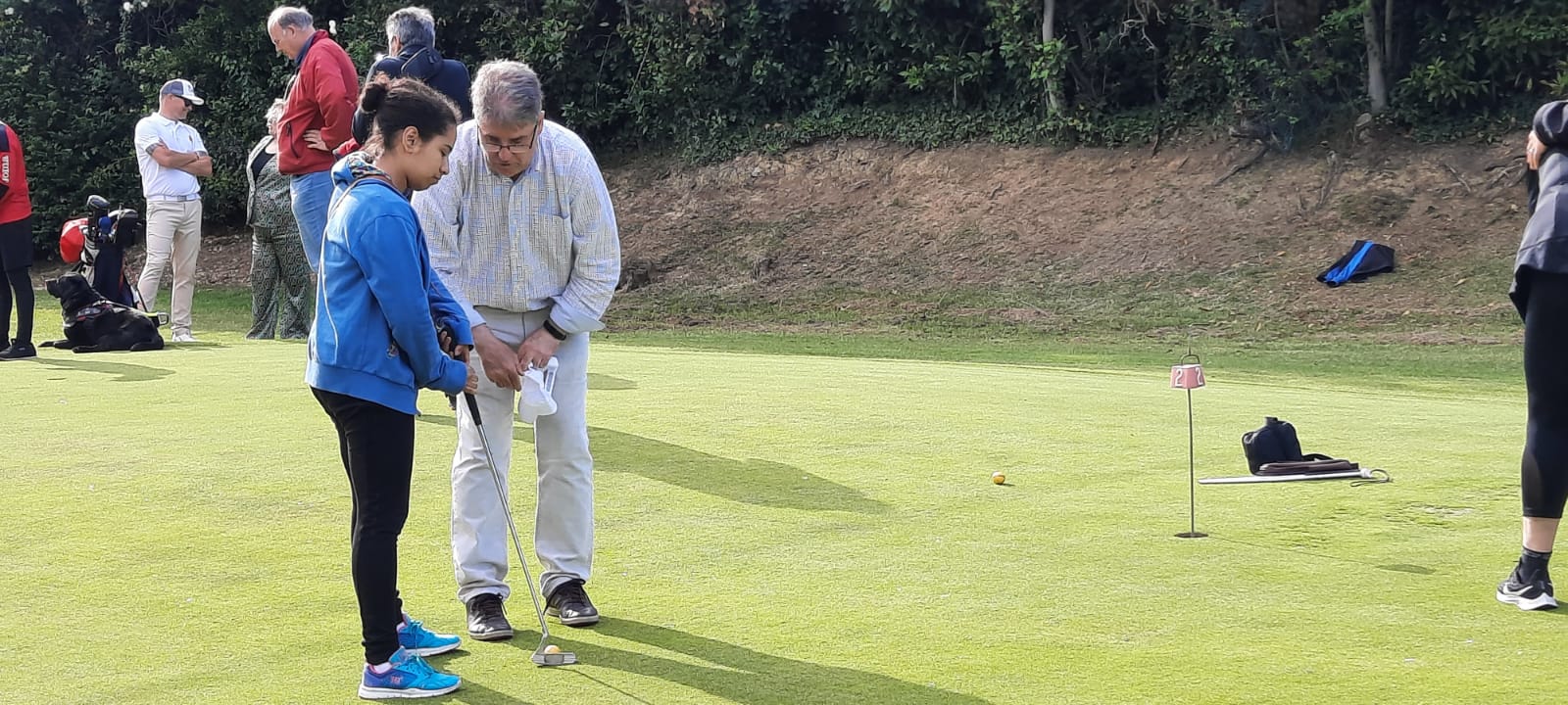Un grupo de 22 personas ciegas y con baja visión disfrutaron de una jornada de golf en Mataleñas. 