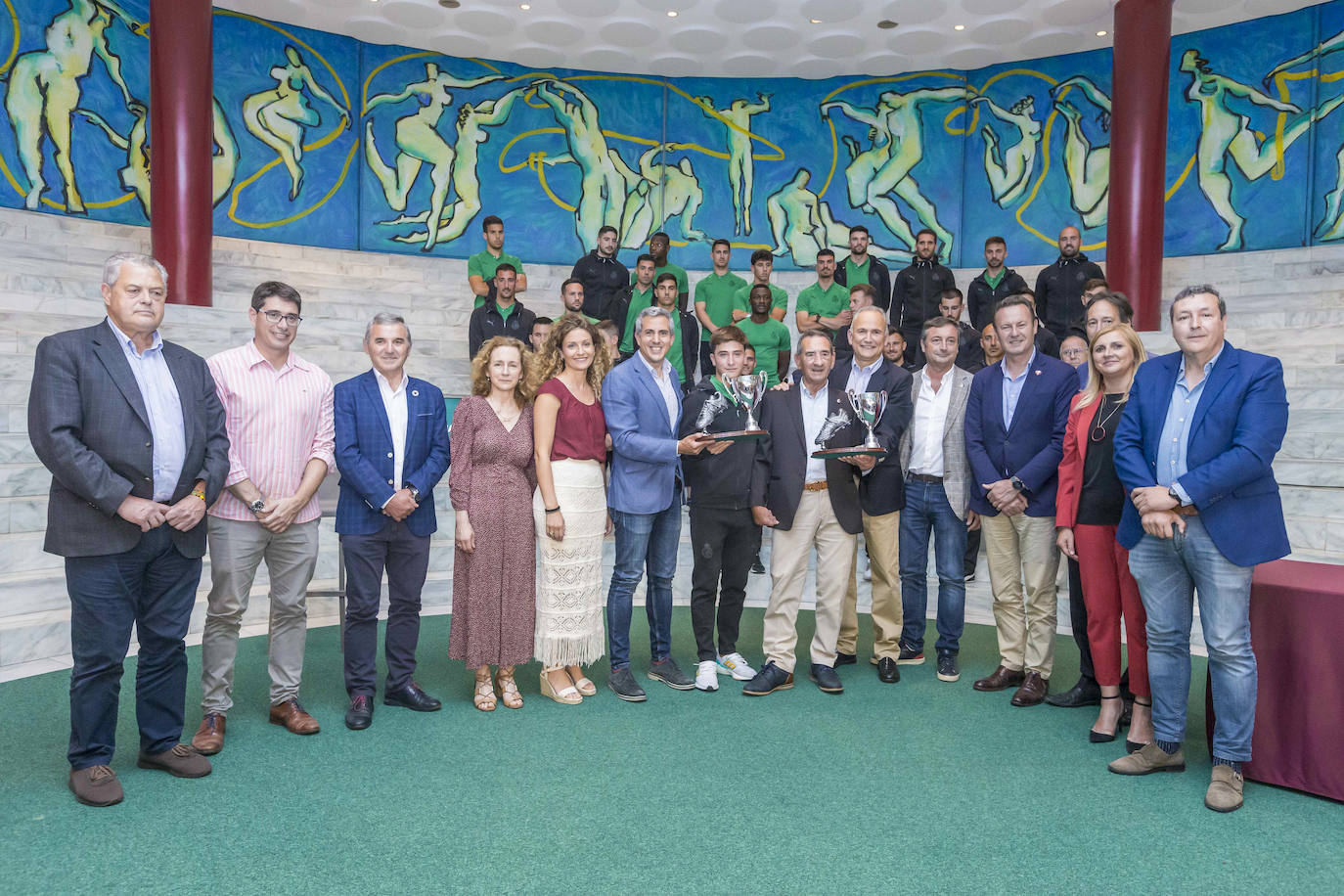 José María Salcines 'Chisco' y Pablo Torre (en el centro) con los trofeos, rodeados de representantes institucionales y organizadores del premio