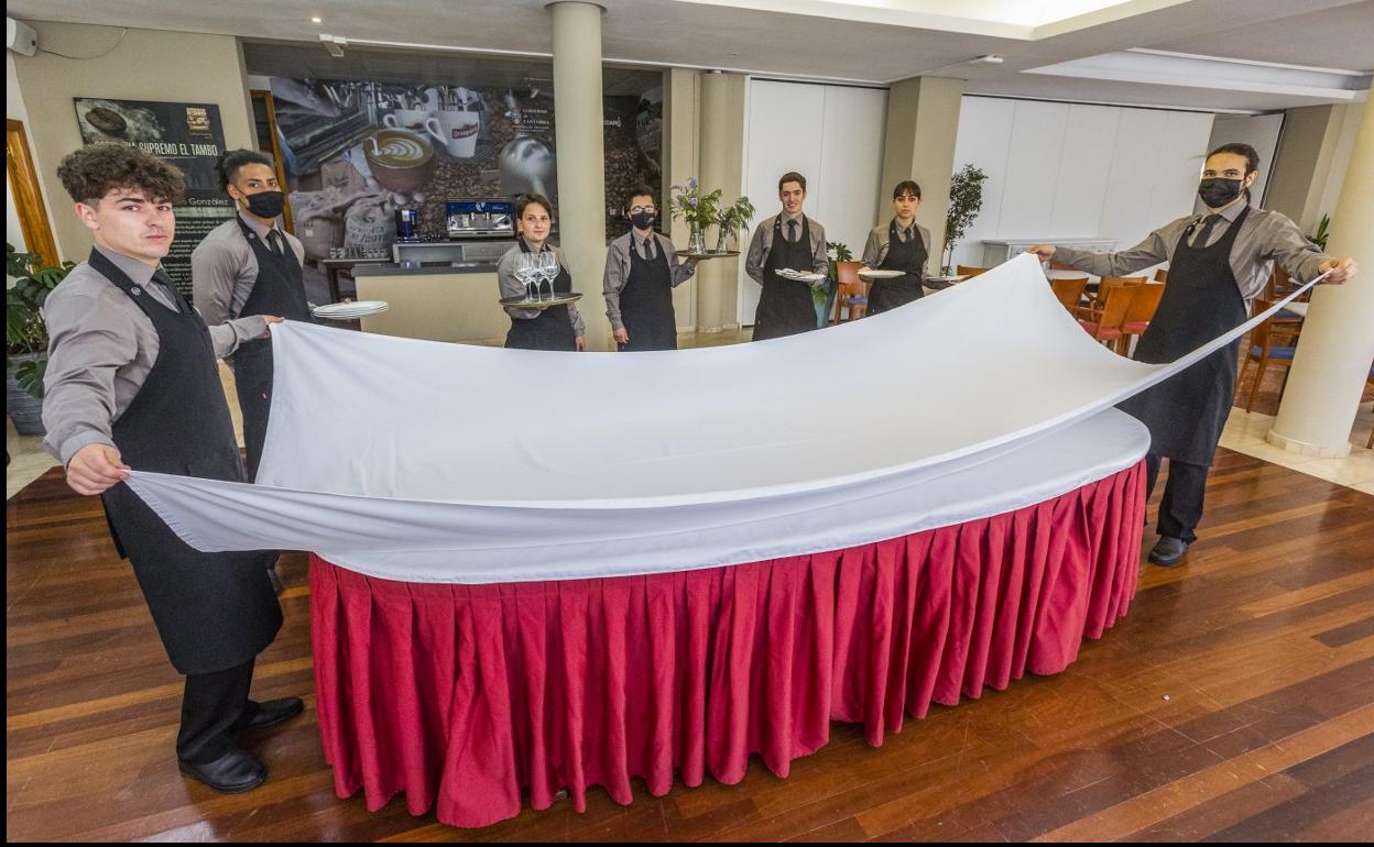 Camareros y cocineros Los alumnos del Grado Superior de Dirección en Servicios de Restauración preparan una mesa en las instalaciones de la escuela. 