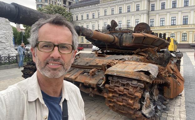 El cooperante cántabro Moncho Escalante frente a los restos de un tanque ruso en Kiev.