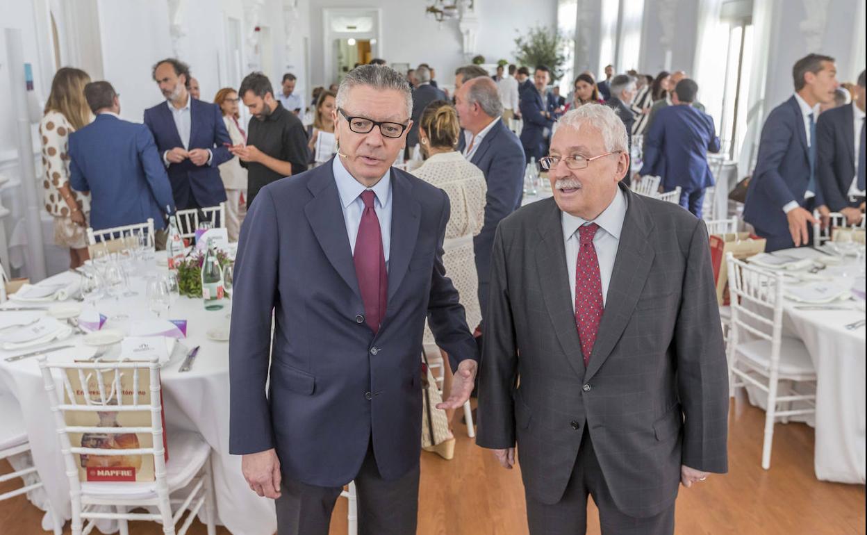 Ruiz-Gallardón y Leguina, momentos antes de iniciar sus intervenciones en el encuentro Diálogos para el desarrollo, en el Gran Casino. 