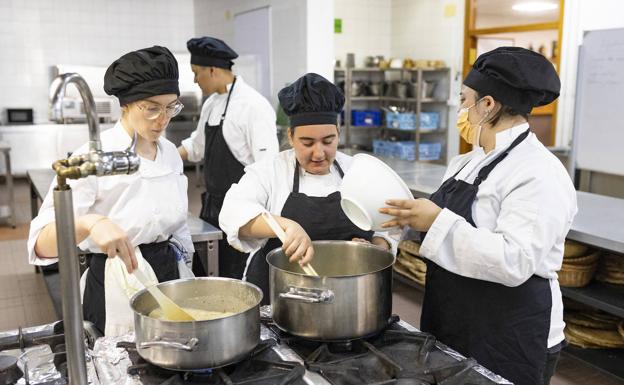 Los futuros técnicos superiores en Dirección de Cocina trabajando esta semana en los fogones del IES Peñacastillo.