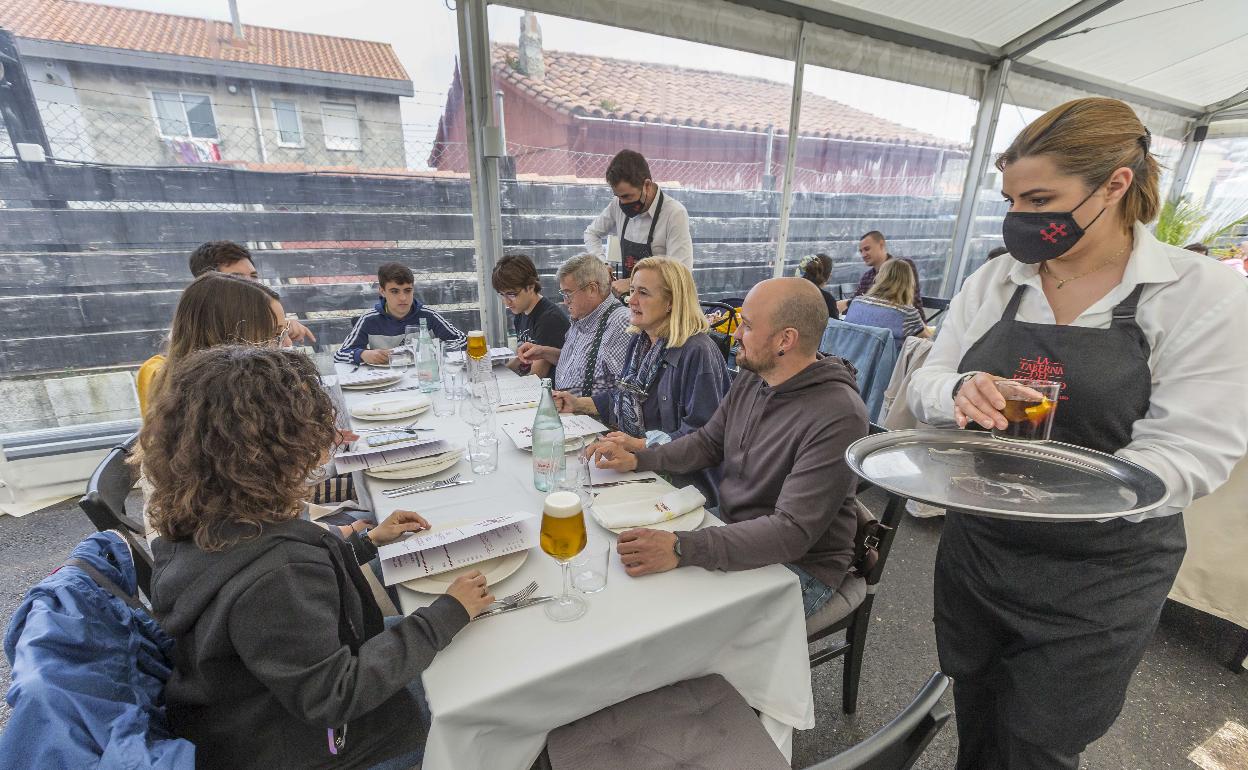 Hostelería y servicios, a las puertas de la temporada estival, vuelven a tirar del empleo.