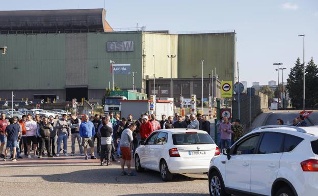 Galería. Los trabajadores de la Global, en Santander, han parado a los vehículos que querían acceder a las instalaciones.