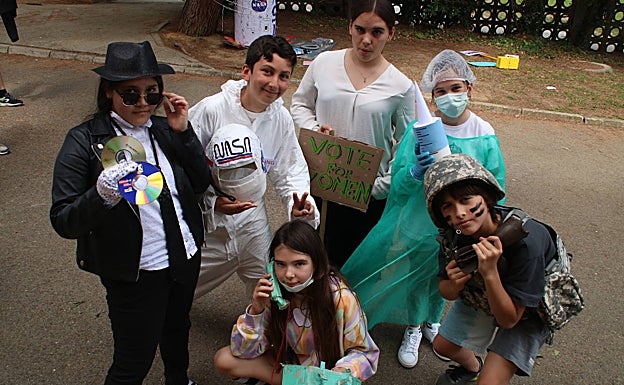 Los alumnos de 6º reprentando la Edad Contemporanea 