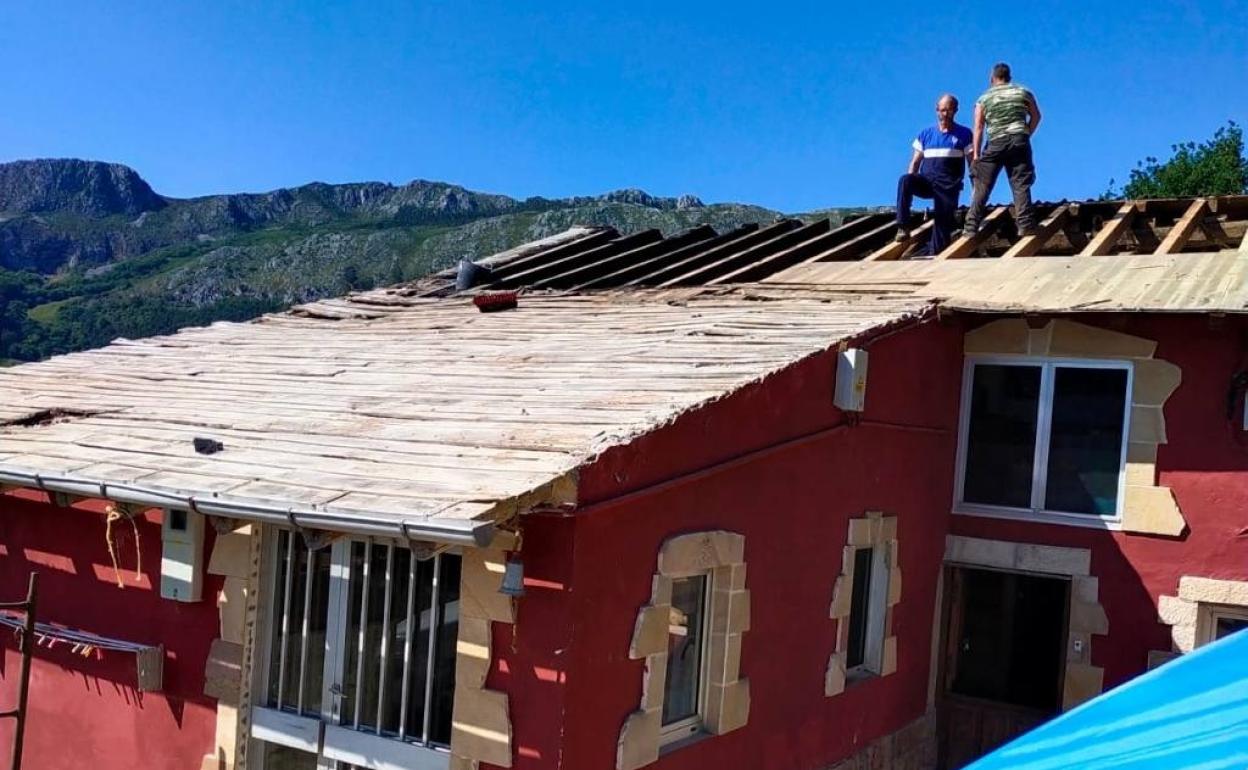 Las dos familias cuentan con la ayuda de familiares, vecinos y amigos para acometer las obras.