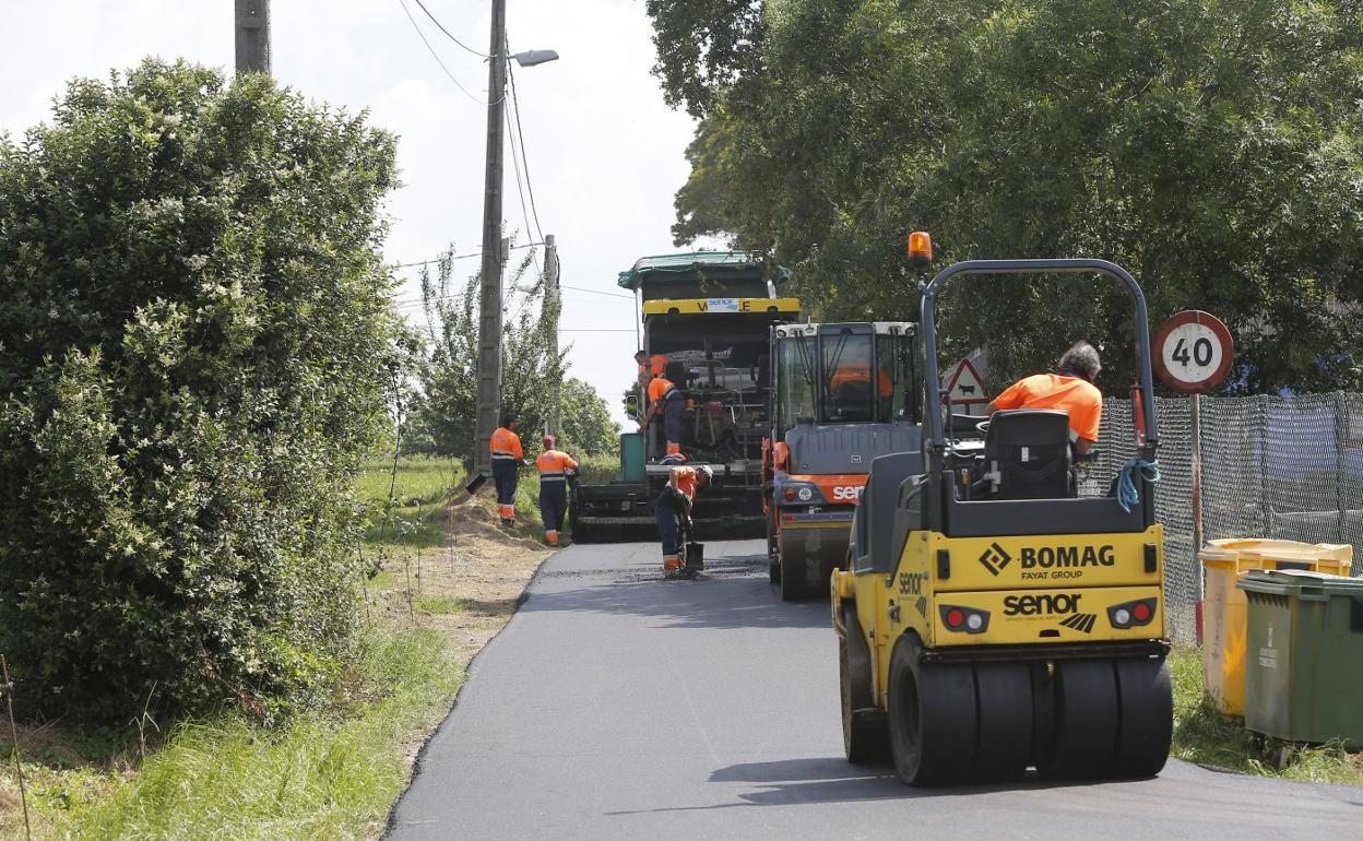 Operarios ultiman una parte de las labores, ayer, en el entorno del barrio Caseríos de Torrelavega. 