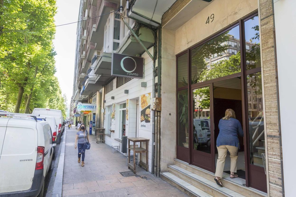 Una vecina del portal 49 de la calle Vargas accede al edificio donde viven las dos hermanas octogenarias.