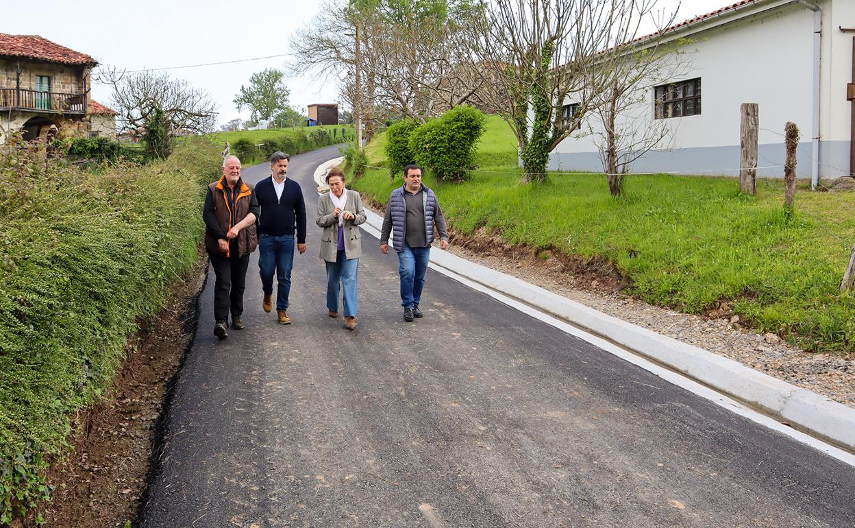 La alcaldesa, Teresa Noceda, supervisó las obras junto a los concejales Julián Rozas y Pedro Velarde. 