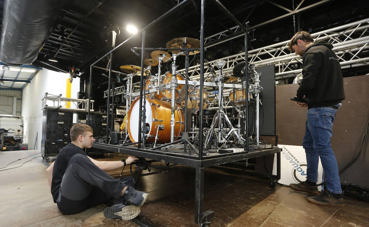 Técnicos de la Orquesta Malassia preparan el material en la nave. Todo listo para volver a la carretera