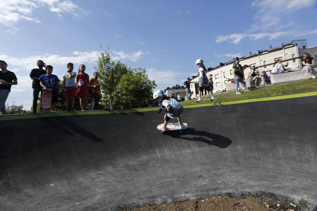 Patinetes, bicicletas comparten espacio.