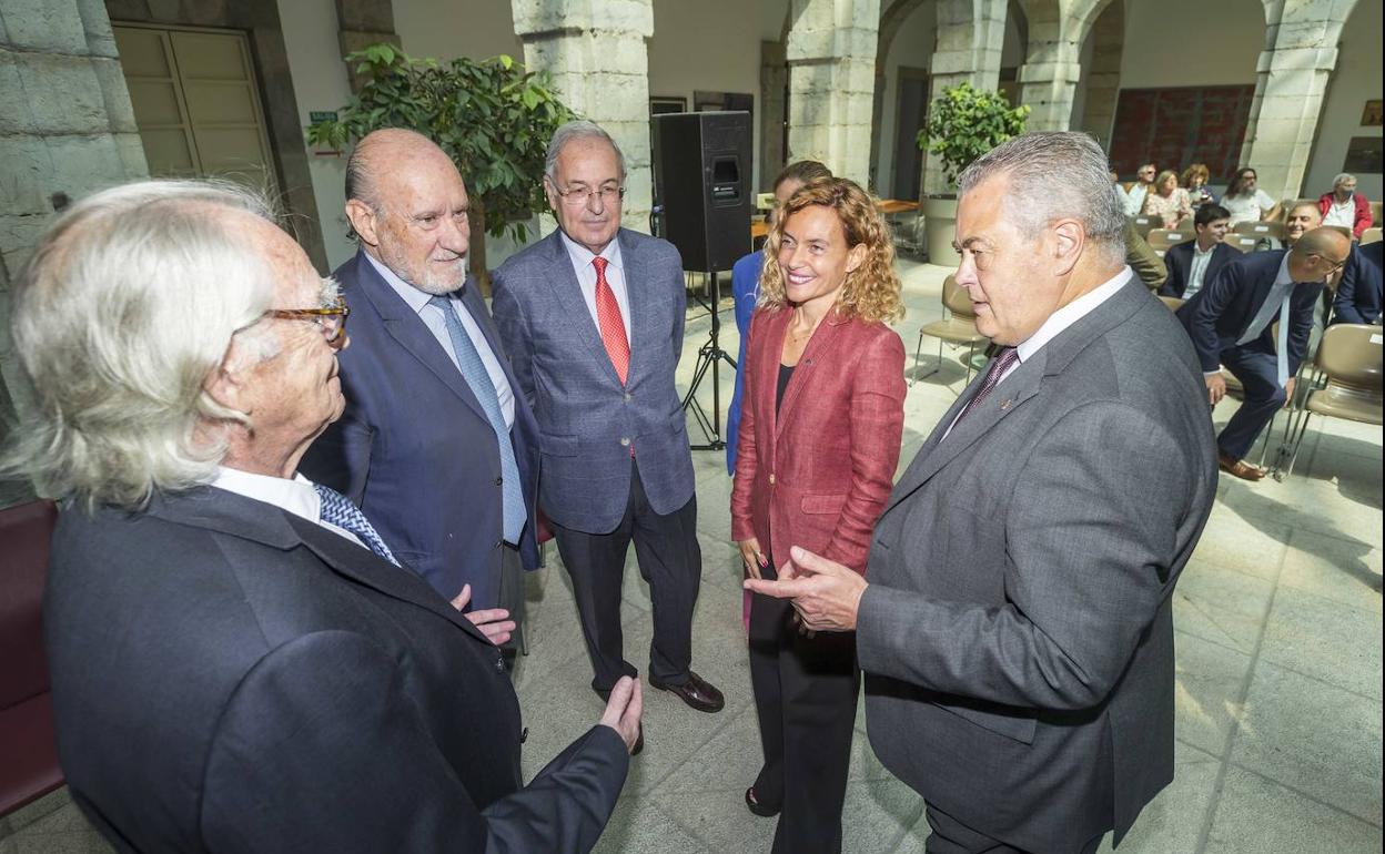 La presidenta del Congreso de los Diputados, Meritxell Batet, y el presidente del Parlamento regional, Joaquín Gómez, impusieron una insignia conmemorativa a los ponentes del Estatuto de Autonomía de Cantabria Jesús Cabezón, Alberto Cuartas y Mariano Linares, presidente de honor de El Diario Montañés.