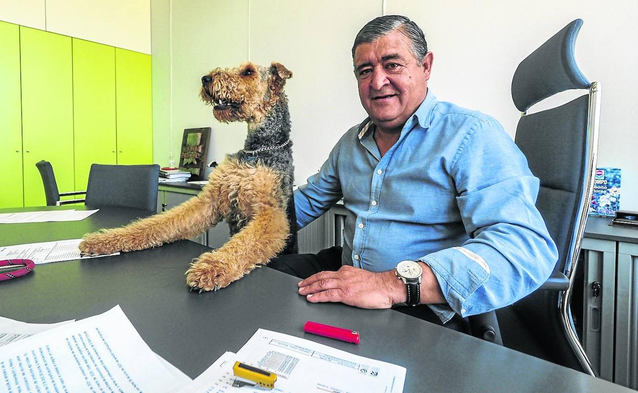 El director general de El Buen Pastor, Álvaro Ortiz, posa con Curro en el despacho de su fábrica, en San Vicente de Toranzo. 