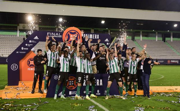 Los jugadores verdiblancos alzan la copa en A Malata.