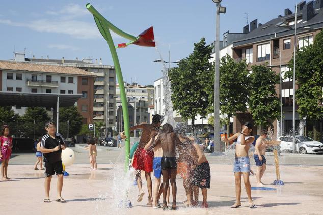 Los niños pasaron una tarde divertida de juegos tras inaugurarse el parque pasadas las cinco de la tarde.