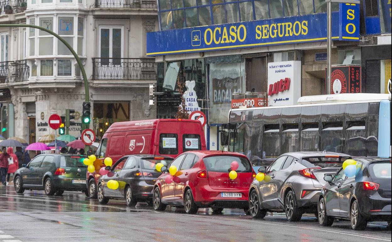 Manifestación de trabajadores de Correos por el Paseo de Pereda de Santander realizada el pasado mes de marzo.