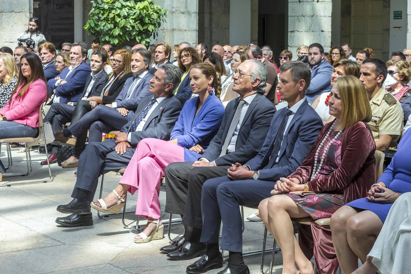 Al acto han acudido diferentes personalidades entre las que se encuentran el presidente de Cantabria, Miguel Ángel Revilla y la delegada del Gobierno, Ainoa Quiñones. 