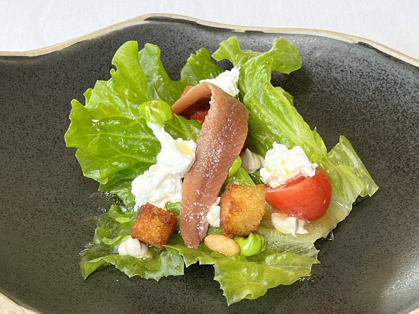 Nueva ensalada con anchoa y burrata. dm