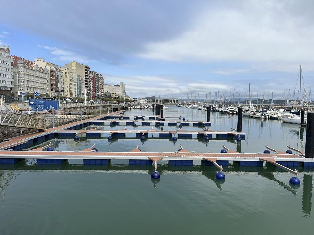 Vista de los nuevos pantalanes de la Dársena de Molnedo, aún en obras.