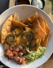 Imagen secundaria 2 - Arriba, hamburguesa de tudanca. Abajo, poke bowl de salmón y nachos con salsas caseras. 