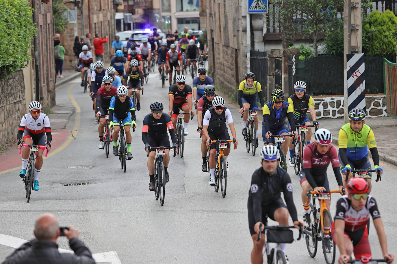 Este sábado se ha celebrado el segundo capítulo de Los 10.000 del Soplao con la prueba de carretera, que ha reunido a 750 participantes en la salida de la Avenida de Cantabria de Cabezón de la Sal a primera hora de la mañana.