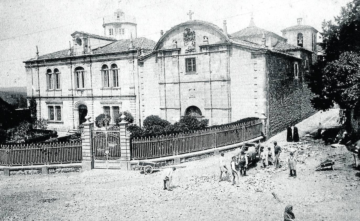 Imagen principal - Imagen del centro educativo en los años cuarenta del pasado siglo, autobús de La Carredana frente al colegio y un alumno leyendo en clase en 1966. 