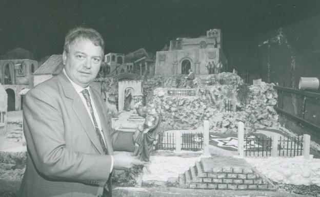 Imagen principal - Jesús Ceballos junto al belén de Santander, bajo el puente de la Virgen del Mar y reparando la burbuja del navegante Vital Alsar.