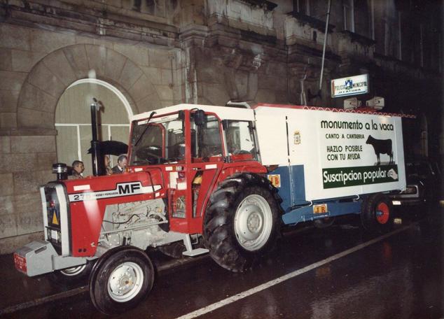 Tractor con el que durante diez días recorrió Cantabria para recaudar fondos con los que levantar el monumento a la vaca.