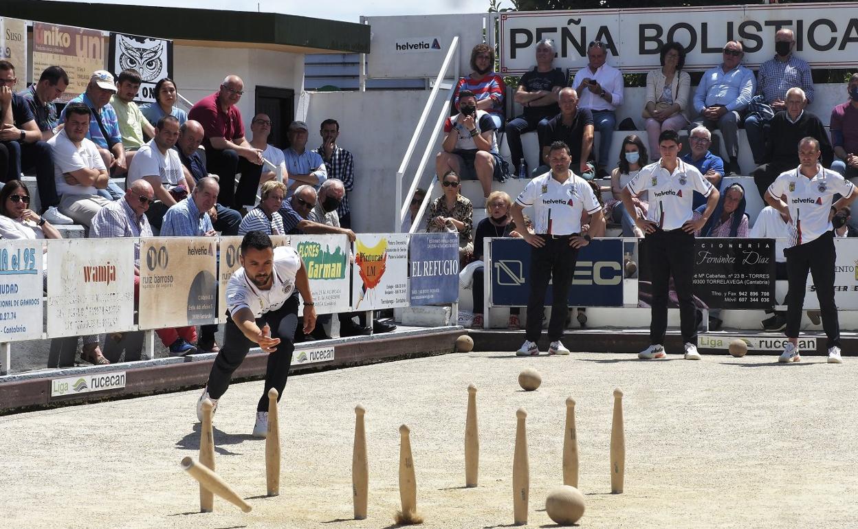 Pablo Fernández birla para Casa Sampedro en el partido de ayer, con Alfonso Díaz, Jairo Arozamena y David Penagos al fondo. 