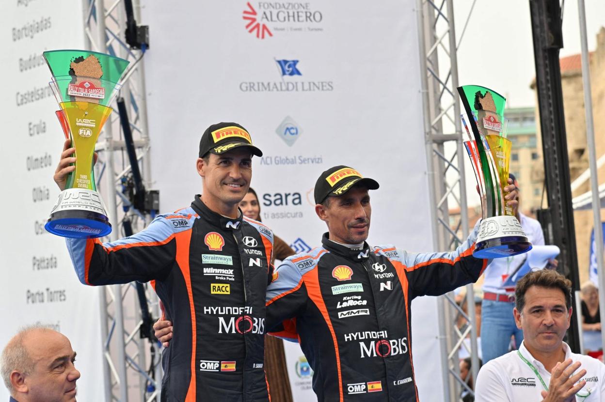 Dani Sordo y su copiloto Cándido Carrera, este domingo en el podio de Cerdeña. 