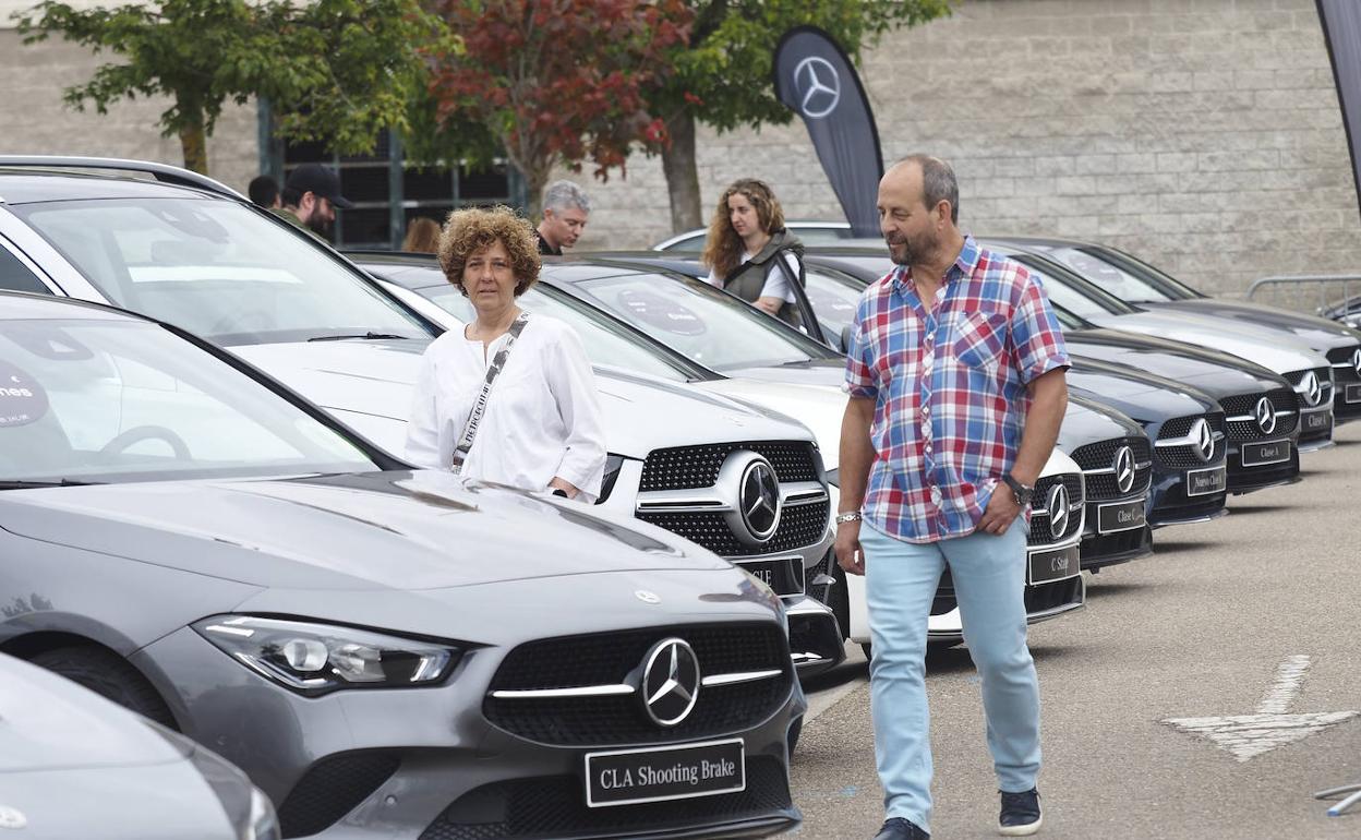 Visitantes a la Expo del Vehículo de Santander celebrada el sábado en los Campos de Sport de El Sardinero