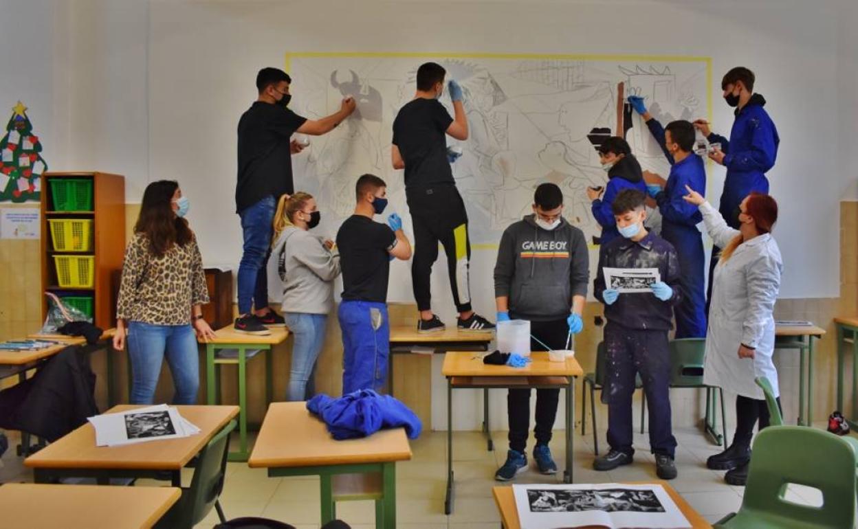 Tutora, directora de arte y alumnos recreando el Guernica.