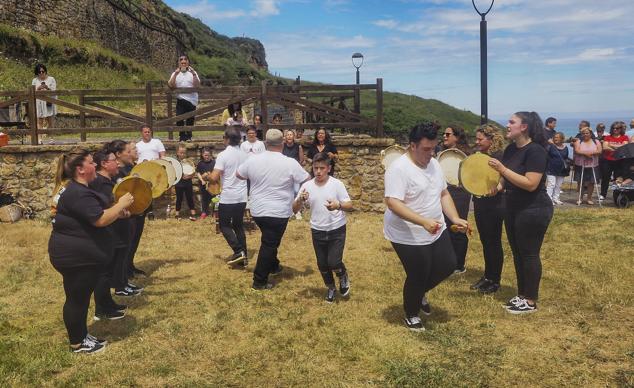 Cantos y danzas fueron los protagonistas de la mañana.