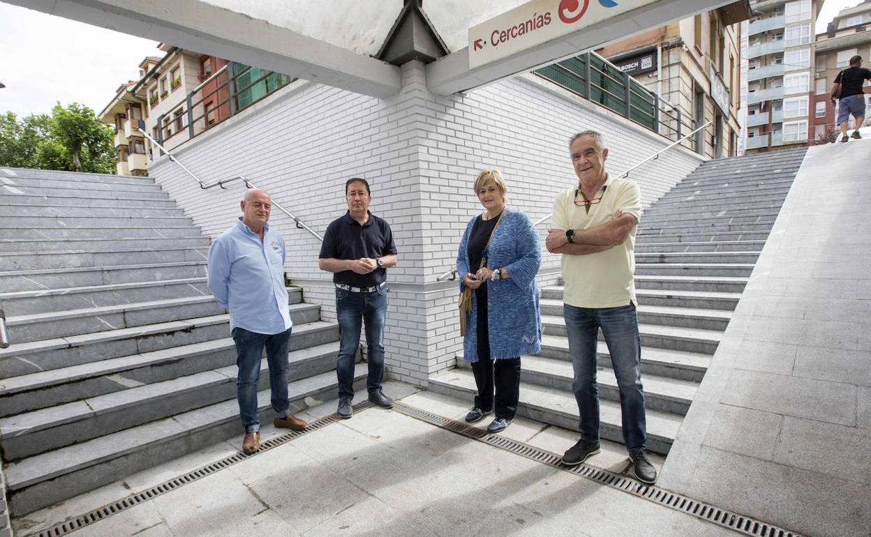 La alcaldesa, Esther Bolado, junto a varios concejales en el paso renovado de la calle El Norte.