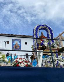 Imagen secundaria 2 - Al finalizar la liturgia ya sí pudieron ofrecer la copa y las flores a la Virgen del Mar.