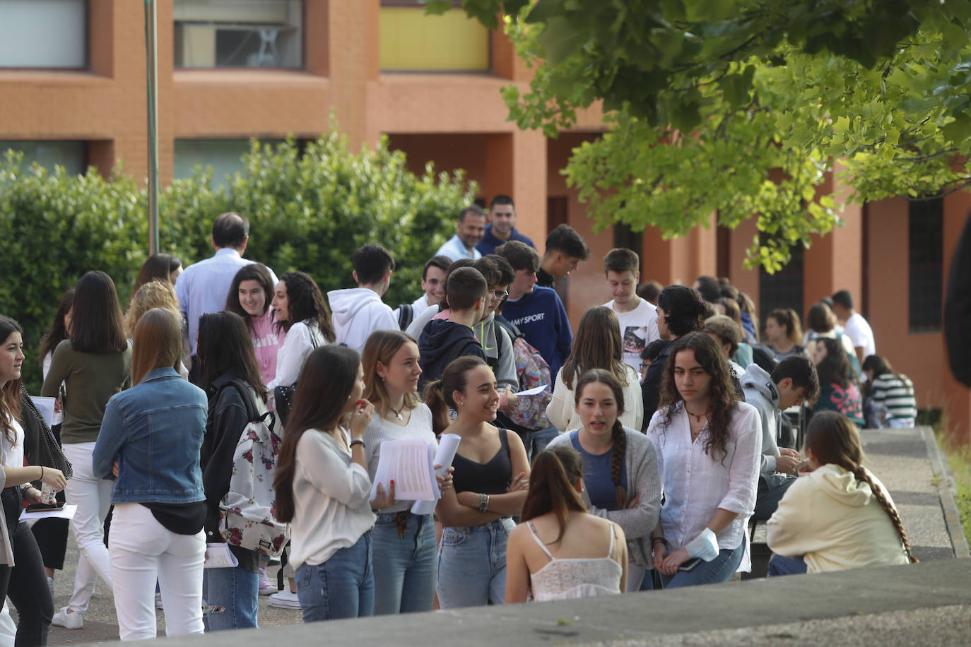 La Universidad de Cantabria realiza desde hoy y hasta el miércoles los exámenes a 2.832 estudiantes matriculados en la Evaluación de Bachillerato para el Acceso a la Universidad (EBAU) en la convocatoria ordinaria. Se trata de 2.758 estudiantes de Bachillerato procedentes de 57 institutos y colegios y 74 alumnos de Ciclos Formativos de Grado Superior.