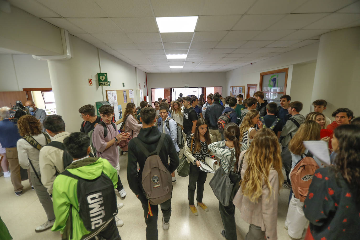 La Universidad de Cantabria realiza desde hoy y hasta el miércoles los exámenes a 2.832 estudiantes matriculados en la Evaluación de Bachillerato para el Acceso a la Universidad (EBAU) en la convocatoria ordinaria. Se trata de 2.758 estudiantes de Bachillerato procedentes de 57 institutos y colegios y 74 alumnos de Ciclos Formativos de Grado Superior.