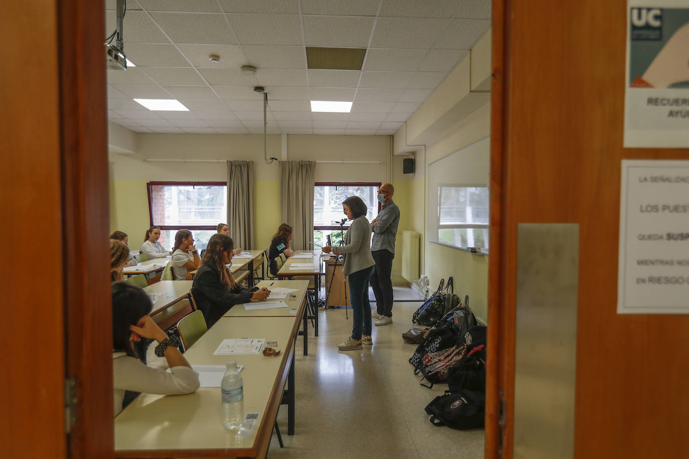 La Universidad de Cantabria realiza desde hoy y hasta el miércoles los exámenes a 2.832 estudiantes matriculados en la Evaluación de Bachillerato para el Acceso a la Universidad (EBAU) en la convocatoria ordinaria. Se trata de 2.758 estudiantes de Bachillerato procedentes de 57 institutos y colegios y 74 alumnos de Ciclos Formativos de Grado Superior.