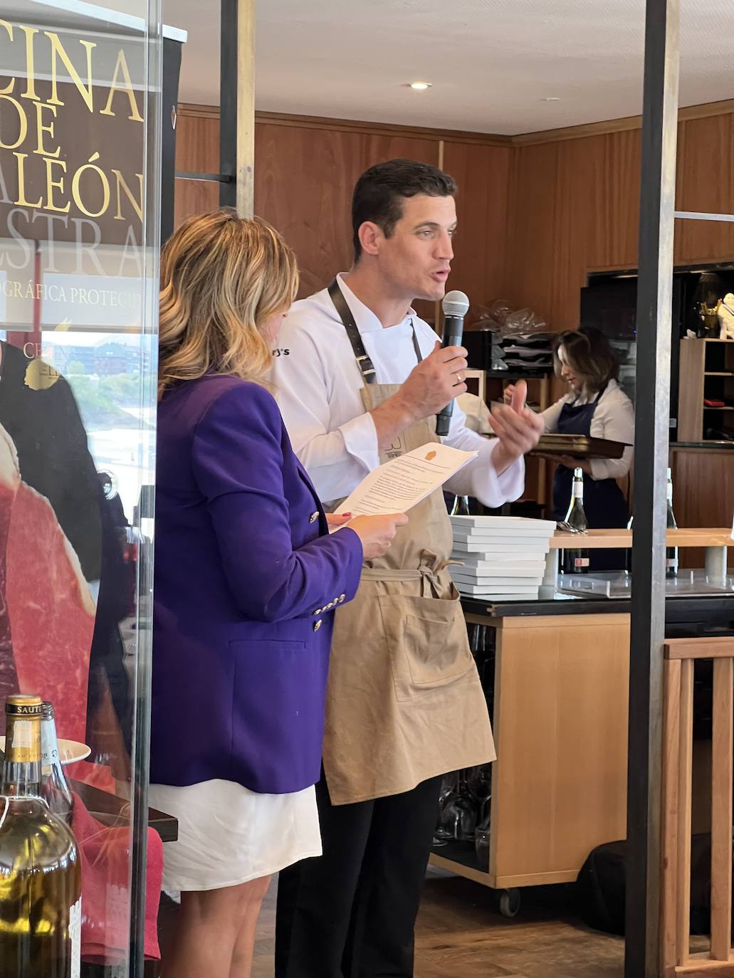 En el contexto de una actividad de promoción del Consejo Regulador de la Indicación Geográfica Protegida (IGP)Cecina de León, cinco cocineros de destacados restaurantes confeccionaron un menú degustación que se sirvió en el restaurante El Serbal del Sardinero para cerca de ochenta invitados. 