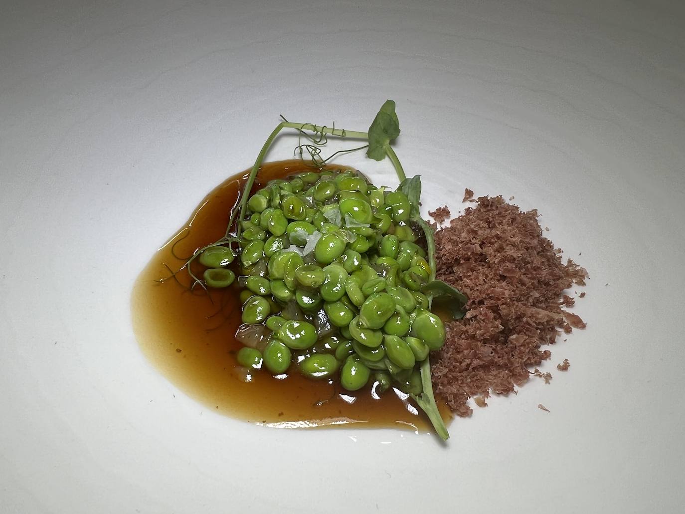 Guisante lágrima con tendones, caldo de ternera y cecina, de Miguel Caño (Nublo). 