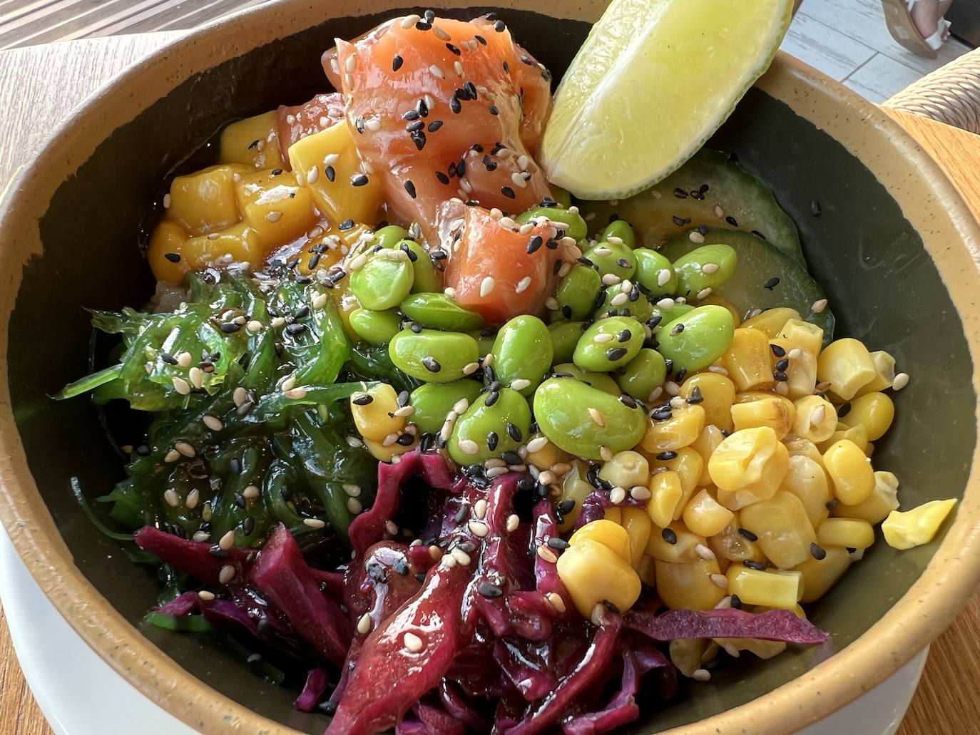 Poke bowl de salmón. 