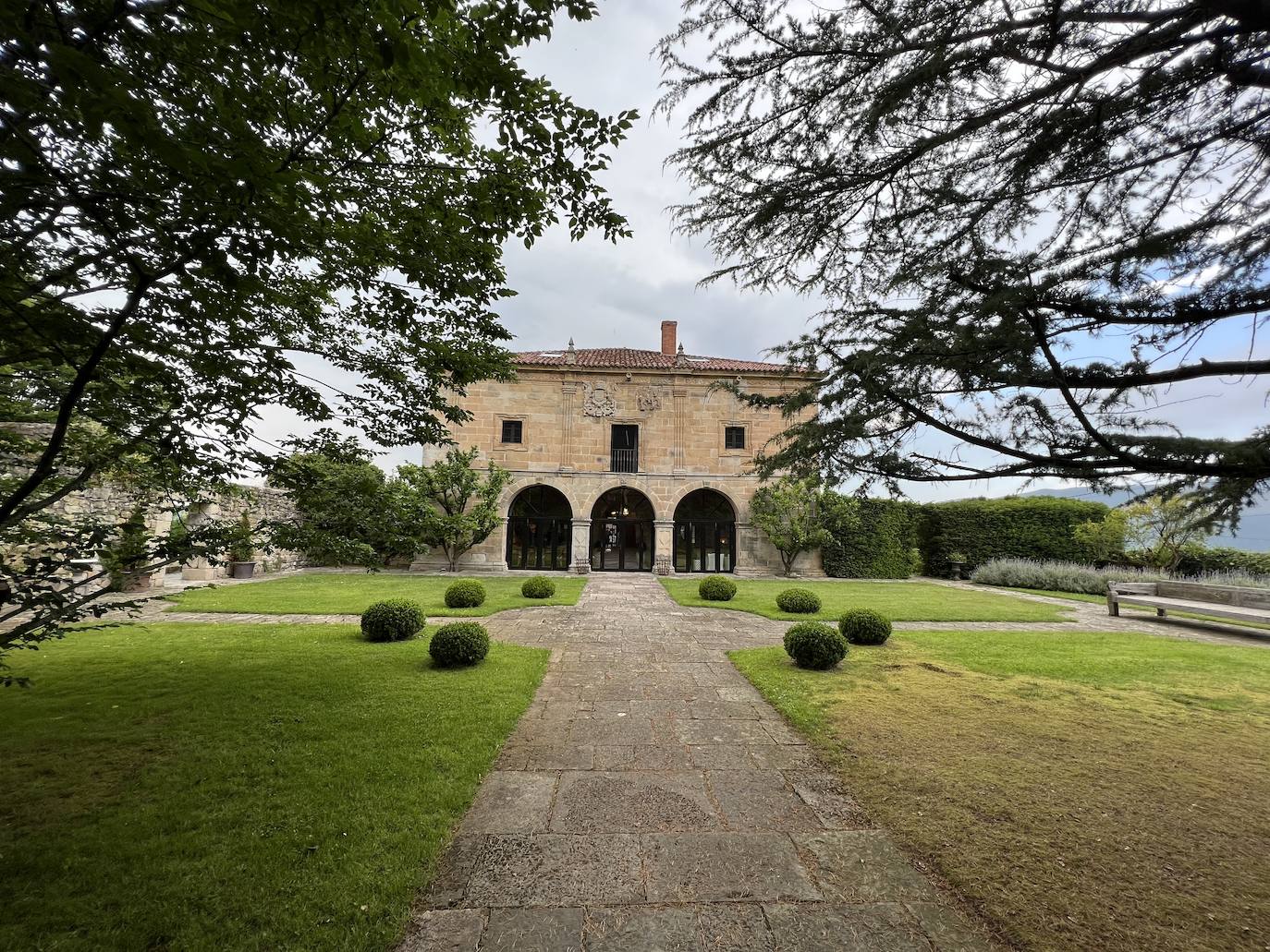 La alta gastronomía cuenta desde hace unos meses con un nuevo referente en Cantabria, el restaurante Trastámara del Hotel Boutique Palacio de la Helguera, un exclusivo alojamiento de cinco estrellas con 11 habitaciones y ubicado en la localidad de Las Presillas (Puente Viesgo), que abrió en julio de 2021. Sus propietarios, con Malales Martínez al frente, han dotado al establecimiento, además de una elegante decoración de anticuario (todos los muebles y objetos están a la venta), de un acogedor restaurante ubicado en un edificio de nueva construcción, pero muy bien integrado en el conjunto monumental que preside el palacio del siglo XVII. 