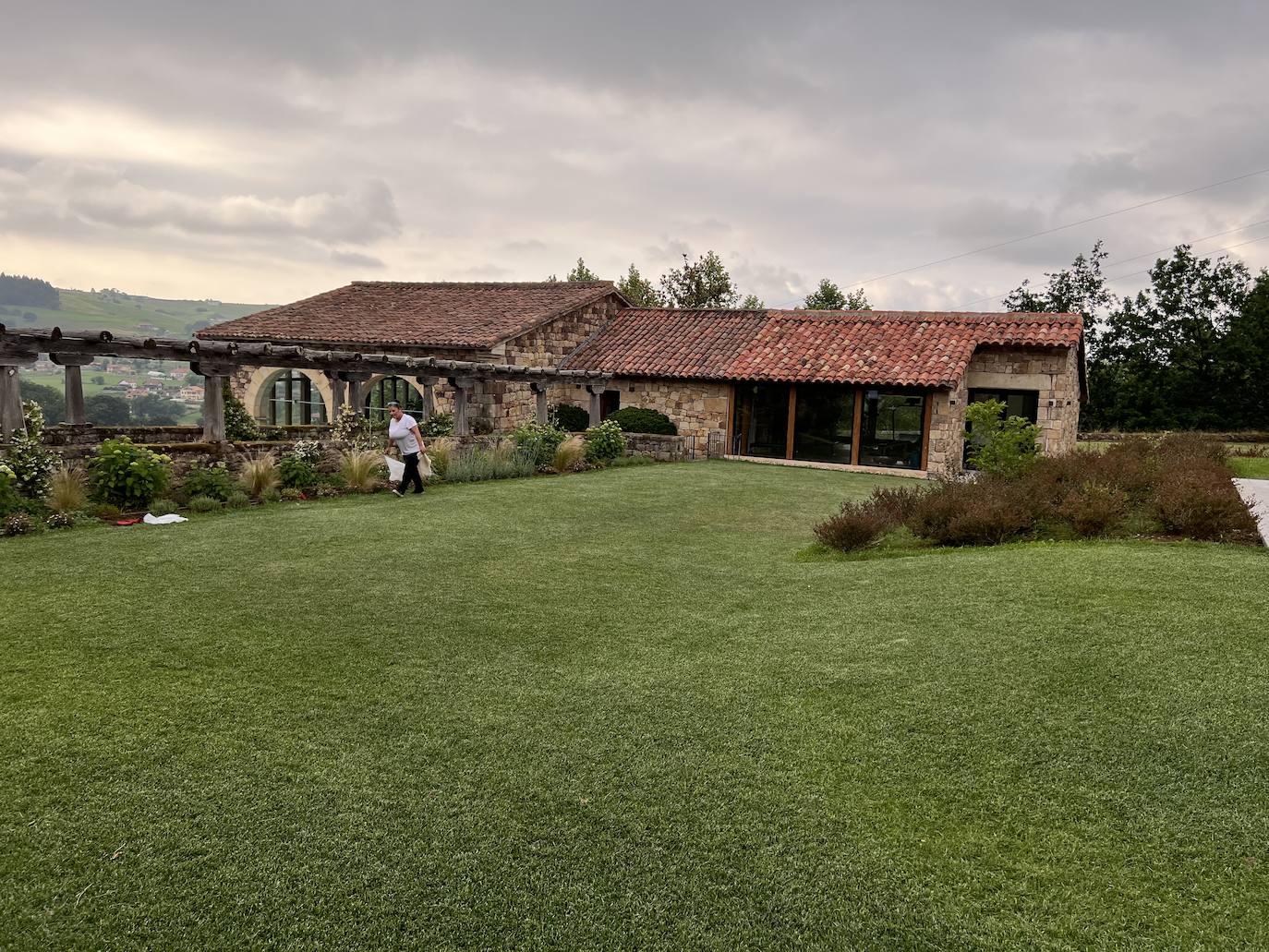 La alta gastronomía cuenta desde hace unos meses con un nuevo referente en Cantabria, el restaurante Trastámara del Hotel Boutique Palacio de la Helguera, un exclusivo alojamiento de cinco estrellas con 11 habitaciones y ubicado en la localidad de Las Presillas (Puente Viesgo), que abrió en julio de 2021. Sus propietarios, con Malales Martínez al frente, han dotado al establecimiento, además de una elegante decoración de anticuario (todos los muebles y objetos están a la venta), de un acogedor restaurante ubicado en un edificio de nueva construcción, pero muy bien integrado en el conjunto monumental que preside el palacio del siglo XVII. 