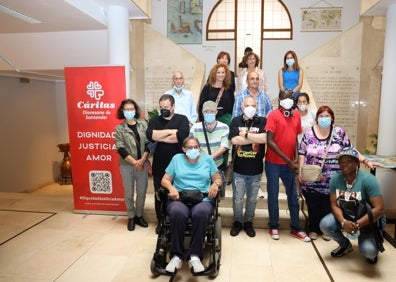 Imagen secundaria 1 - Asistentes a la inauguración y autores de las fotografías 